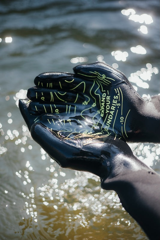 Zoggs 3mm Thermal swimming gloves holding water before a cold water swim.